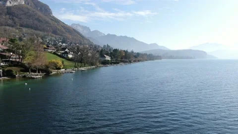 PULL BACK WITH A DRONE ON THE ANNECY LAKE 스톡 동영상 147684812
