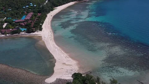 Pull Back Drone Shot Revealing Tropical Beach and Lagoon Vidéo 337343925