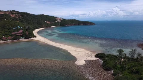 Pull Back Drone Shot Revealing Tropical Beach and Lagoon Vidéo 337344391