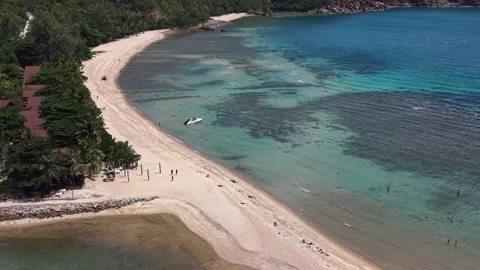 Pull Back Drone Shot Revealing Tropical Beach and Lagoon Vidéo 337345353