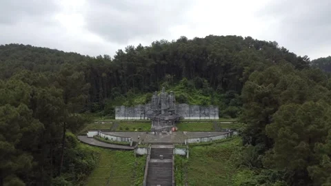 Pull Back Exposing Landscape Around Statues Stock Footage 255040525