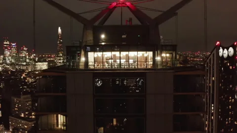 Pull back footage of top of modern high rise building at Elephant and Castle Vídeos de archivo 163127837