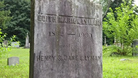 Pull Back from Headstone in Old New England Cemetery 库存影片 139899559