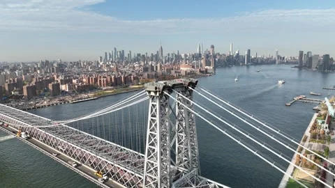 Pull back reveal from Williamsburg Bridge tower to Manhattan skyline Vídeo Stock 344592882