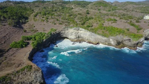 Pull Back Revealing Shot of Blue Lagoon Penida at Nusa Penida, Bali - Indones Видео 113990122