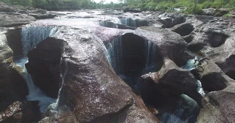 Pull back from rock face in Cano Cristales Video stock 60742328