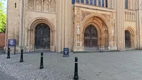 Pull back shot away from the entrance of Norwich Cathedral Video stock 242424797