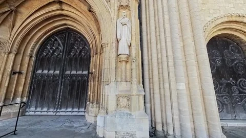 Pull back shot away from the statue of Saint Benedict, Norwich Cathedral Stock-Footage 242420459