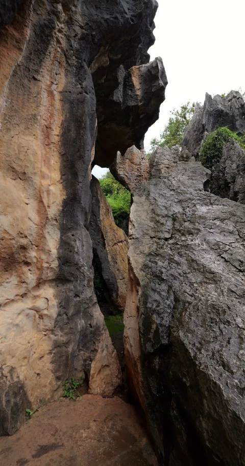 Pull back shot of rocky crevice at Shilin Stone Forest Видео 329596391