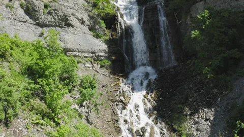 Pull back from Upper Falls waterfall nestled in Provo Canyon in slow motion 스톡 동영상 248173863