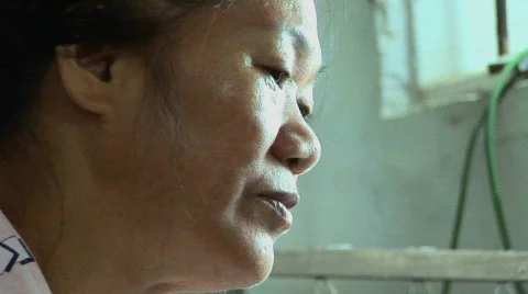 Pull back from a woman working on a loom in a factory. 库存影片 556238
