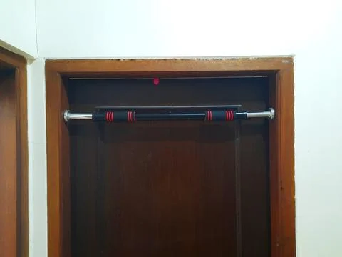 Pull-up bar on a door frame Stock-Fotos