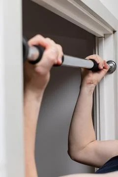 Pull up bar in home in a doors frame - fitness at home Stock-Fotos