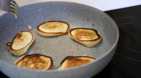 Pull the delicious fried fritters Stock Footage 69050443