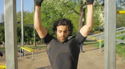 Pull up exercises Stockbeeldmateriaal 50041062