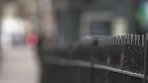 Pull focus across Iron fence in London 库存影片 138540464