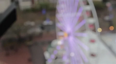 Pull Focus Aerial Shot Ferris Wheel Cars Spinning - Christmas Attractions Lights 库存影片 44523968