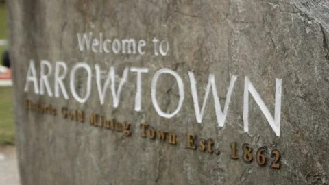 Pull focus of Arrowtown welcome sign, New Zealand Stock Footage 89811446