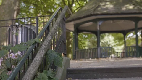 PULL FOCUS FROM STEPS TO BANDSTAND IN THE MIDDLE OF ARNOLD CIRCUS IN SHOREDITCH Stock Footage 126663057