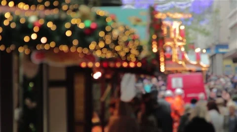 Pull Focus through Twinkling Xmas Lights, Large Crowd German Christmas Market Stock-Footage 44515110