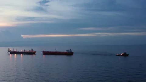 Pull of of hole drill string with oil based mud on the rig floor. Stock Footage 323414333