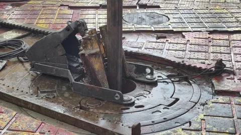 Pull of of hole drill string with oil based mud on the rig floor 動画素材 337801553