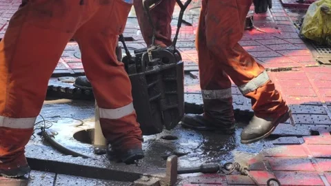 Pull of of hole drill string with oil based mud on the rig floor. Vídeos de archivo 337975156