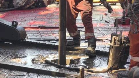 Pull of of hole drill string with oil based mud on the rig floor. Видео 337975158