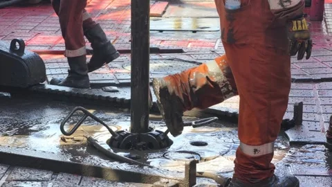 Pull of of hole drill string with oil based mud on the rig floor. Видео 337975173