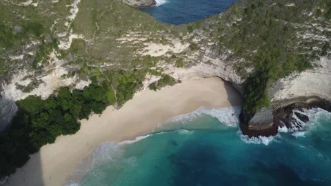 Pull in to Kelingking shoreline Stock Footage 329869910