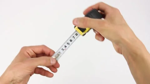 Pull measuring tape out of tape measure, measure height dimensions, removes it Video stock 135290797