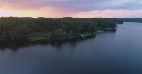 Pull out aerial over lake during sunset Video stock 78613265