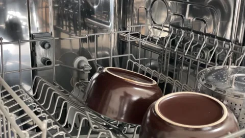Pull out the dishes from dishwasher and take out the dishes Video stock 253436706