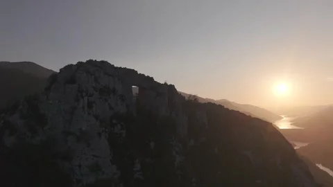 Pull Out From Giant Stone Arch On Mountain Peak Sunset 4K 60fps Vídeos de archivo 337411077