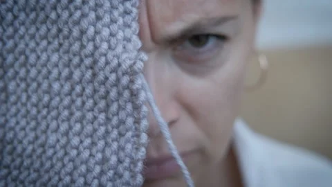 Pull out the loops in the knitted garment. Video stock 147551755