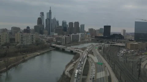 Pull Out Over Highway, Skyline of Philadelphia Vídeos de archivo 233207663