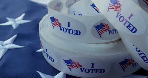 Pull out from pile of I Voted stickers to reveal stars on US flag 4K Vidéo 96007279