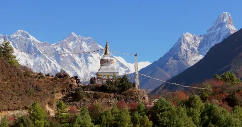 Pull out view of Namche Bazaar Nepal showing hiker and local man near Buddhist Stockbeeldmateriaal 337395654