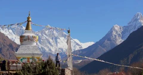 Pull out view of Namche Bazaar Nepal starting from trekker by Buddhist chorten Stockbeeldmateriaal 337395728