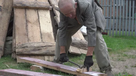 Pull rusty nails from the board Video stock 263029871