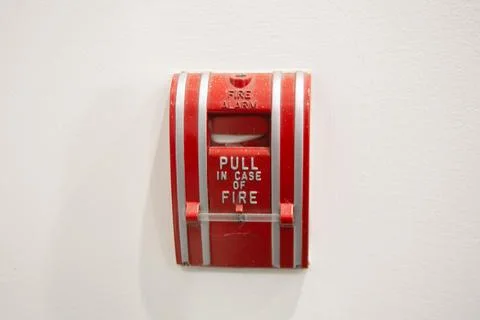 Pull station fire alarm system and mock sprinklers attached to a white wall used Stockfoto's