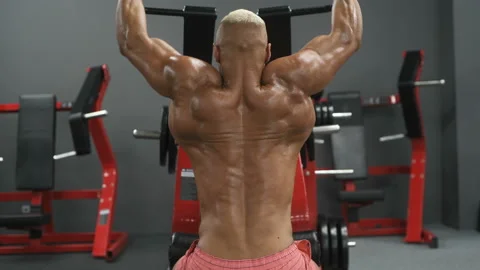 Pull-ups exercises in gym Vídeos de archivo 131383528