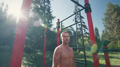 Pull ups in the park. Young caucasian man with lean body works out in the park Vídeo Stock 154947897