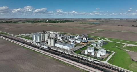 Pull viewing an ethanol plant farm fields all around town Fairmont background Stockbeeldmateriaal 335670039