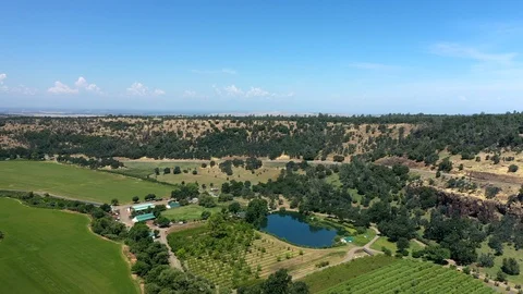 Pullback aerial flyover of vineyards and bluffs near rural Highway 36 in Vídeo Stock 111246968