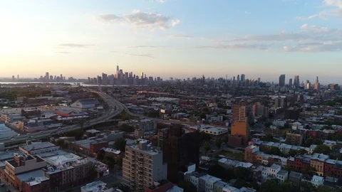 A pullback aerial shot of Manhattan and South Brooklyn Vidéo 77251709