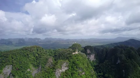 Pullback Aerial View Revealing Tiger Cave Temple on Karst Peaks in Krabi Vídeos de archivo 332609637