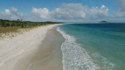 Pullback along White Sand Beach and Turquoise Sea, Karikari Peninsula, Far North Vidéo 348891406