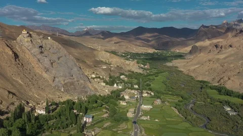 Pullback drone shots of a beautiful village in ladakh Vídeo Stock 121665015