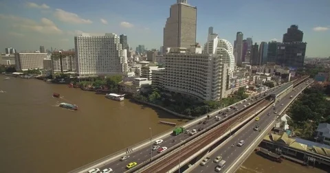Pullback Reveal of Chao Phraya River and Boats in Bangkok, Thailand Video stock 73883801